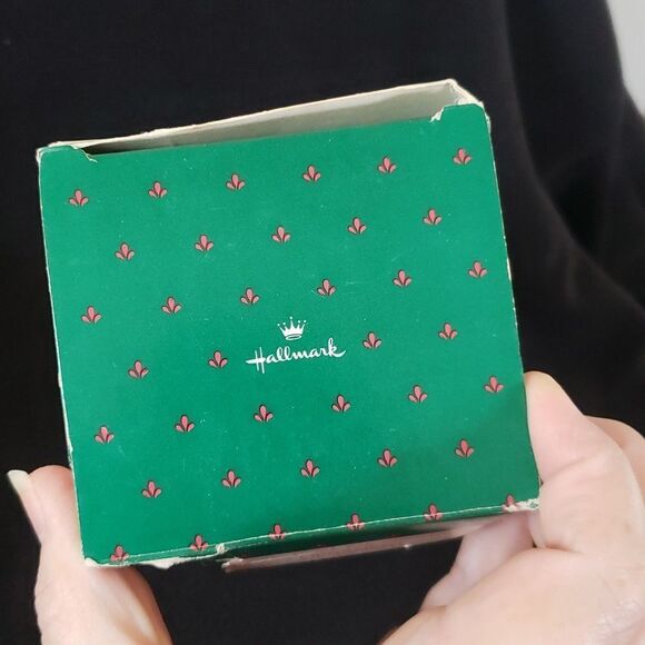 Vintage Hallmark Betsey Clark: Home for Christmas Glass Ball Ornament Dated 1988 - Picture 11 of 13